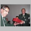 04_Michael  Gotto ueberreicht ein Geschenk dem neuen Brudermeister.JPG